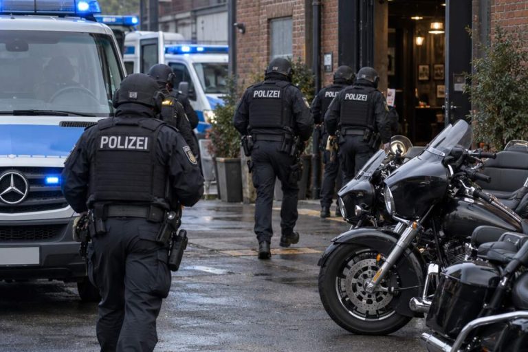 Niemieccy funkcjonariusze podczas obławy na sieć wokół Hells Angels