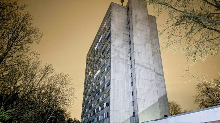 Tragiczna śmierć 15-latka, który spadł z ósmego piętra wieżowca w Hamburgu – siedmiu Syryjczyków aresztowanych
