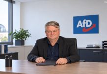 Polityk AfD prawomocnie skazany za plakat z gestem podobnym do hitlerowskiego pozdrowienia! Symboliczna ilustracja AI Wilko Möllera siedzącego przy biurku z zamkniętą teczką