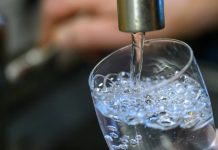 Policyjny alarm we Frankfurcie, problemy z wodą w Wiesbaden i przygotowania do bezpiecznych jarmarków świątecznych