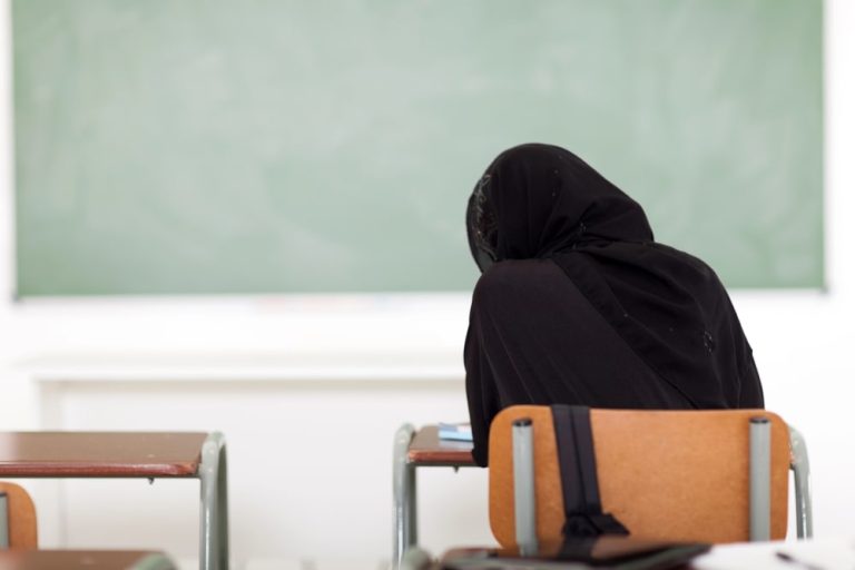Wojna religijna w niemieckich szkołach? Niemiecki urzędnik: „Dzieci przechodzą ze strachu na islam”