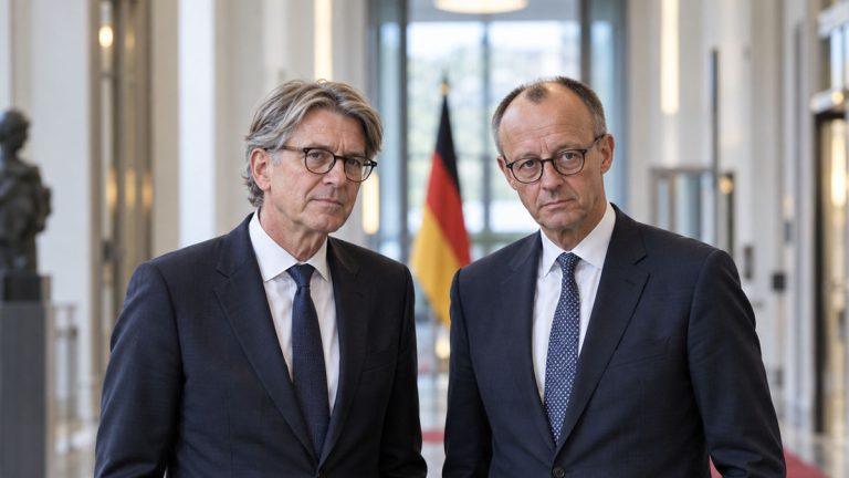 Ilustracja AI: Wolfram Weimer i Friedrich Merz w budynku rządowym