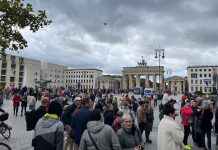 Wybory w Polsce: Długie kolejki przed Instytutem Pileckiego w Berlinie