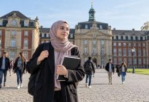 W Niemczech powstał pierwszy wydział teologii islamskiej. Dziekan chce dotrzeć do osób, które ze strachu przed „islamizacją” głosują na prawicę! Studentka w chuście przed gmachem Uniwersytetu w Münsterze — zdjęcie wygenerowane przez AI