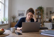 Urzędy i szpitale w Niemczech wyłączyły strony internetowe! Symboliczna ilustracja: fikcyjna kobieta przy laptopie; nie przedstawia rzeczywistej poszkodowanej ani udokumentowanej awarii.