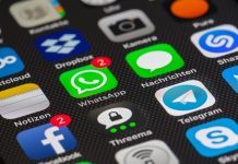 NRW: Akcja policyjna przeciwko podejrzanym o oszustwa za pośrednictwem WhatsApp