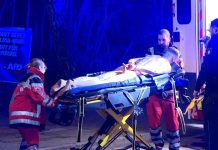 Krwawy spór w Hamburgu: Nagi mężczyzna dźgnął nożem kierowcę po wypadku