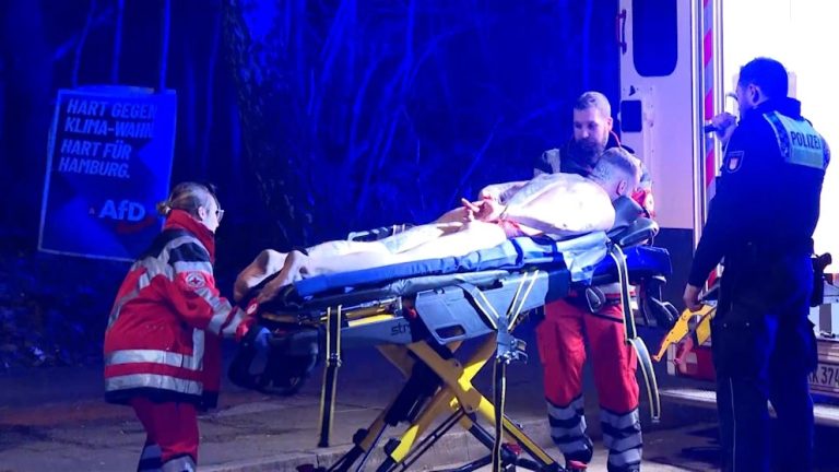 Krwawy spór w Hamburgu: Nagi mężczyzna dźgnął nożem kierowcę po wypadku
