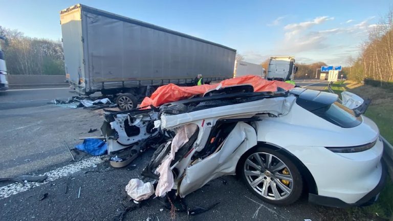Śmiertelny wypadek na A5 w Niemczech: Kierowca Porsche Taycan wjechał pod ciężarówkę przegubową