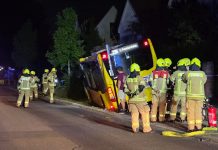 Poważny wypadek autobusu w Niemczech. W Berlinie pojazd BVG staranował auta i wjechał do przydomowego ogrodu