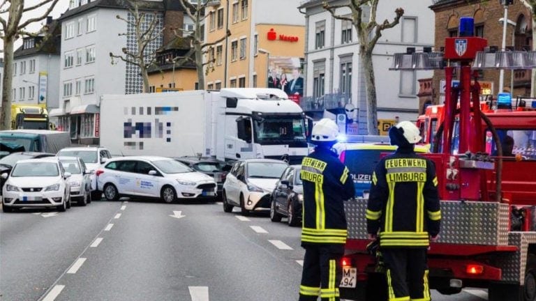 Aktualizacja! Wypadek ciężarówki w Limburgu – Nie wyklucza się ataku terrorystycznego! [VIDEO]