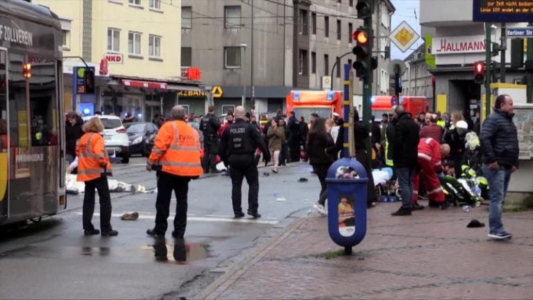 Essen: 81-latka wjechała w przystanek tramwajowy – 12 osób zostało rannych