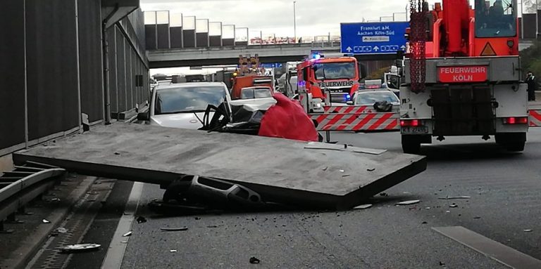 Tragiczny wypadek na A3 w Kolonii: Betonowa płyta pogrzebała pod sobą samochód!