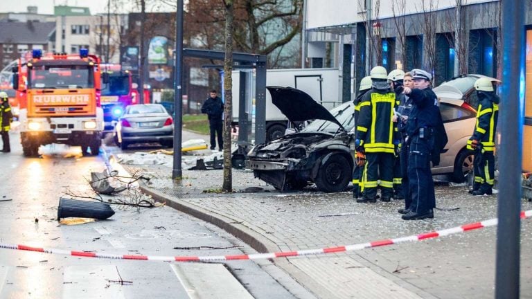 Recklinghausen: Auto wjechało w przystanek! Jedna ofiara śmiertelna, wielu rannych – próba samobójcza?