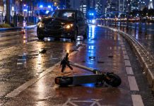Mohammad S. (24) zabił we Frankfurcie bliźniaków na hulajnodze, a ich kolega stracił nogę. Dostał tylko 3 lata więzienia! Symboliczna ilustracja wypadku z samochodem i hulajnogą we Frankfurcie