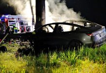 Niemcy: Kierowca Tesli spłonął w samochodzie