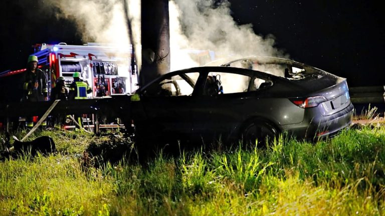 Niemcy: Kierowca Tesli spłonął w samochodzie