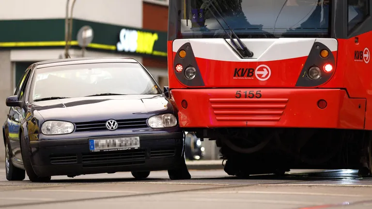 Niemcy: Wyprzedzanie tramwaju na przystanku: co wolno, a czego nie?