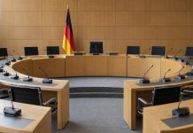 Lewica chce wszczęcia procedury zakazu AfD. Dziś pierwsze takie wysłuchanie w niemieckim parlamencie landowym! Ilustracyjne zdjęcie sali posiedzeń parlamentarnych z niemiecką flagą