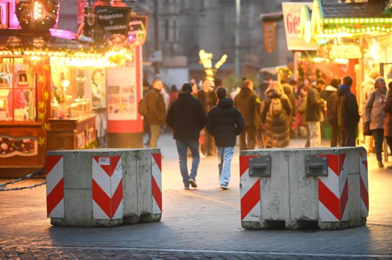 Zagrożenie zamachami na jarmarkach bożonarodzeniowych w Niemczech. Ekspert: „Ochroniarze tylko gapią się w telefony”