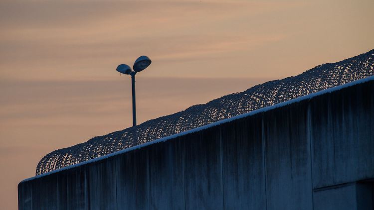 Tragedia w największym więzieniu Saksonii-Anhalt – więzień podejrzany o zabójstwo żony podczas widzenia