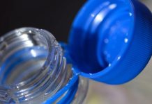 Od dziś zakrętki przymocowane „na stałe” do butelek obowiązkowe w Niemczech