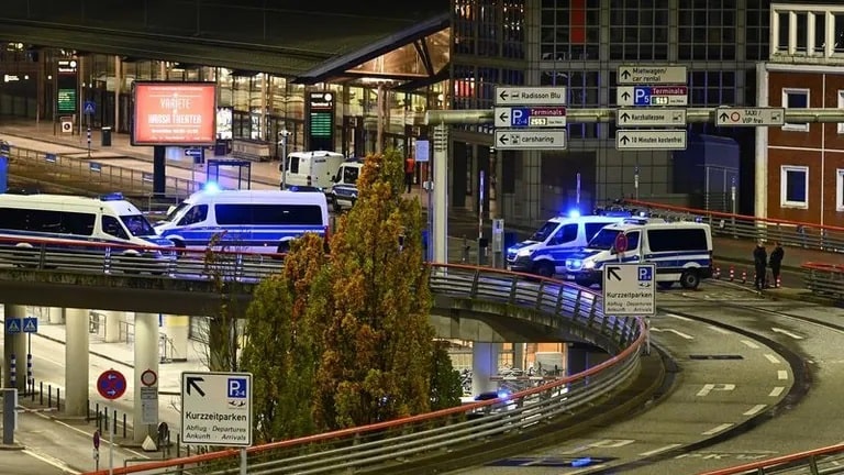 Strzały na lotnisku w Hamburgu! Uzbrojony mężczyzna wjechał samochodem na płytę lotniska