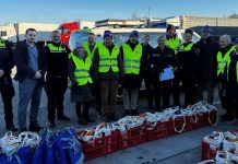 Zamiast kontroli – świąteczne upominki! Niemieccy policjanci obdarowali kierowców ciężarówek