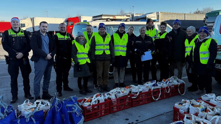 Zamiast kontroli – świąteczne upominki! Niemieccy policjanci obdarowali kierowców ciężarówek