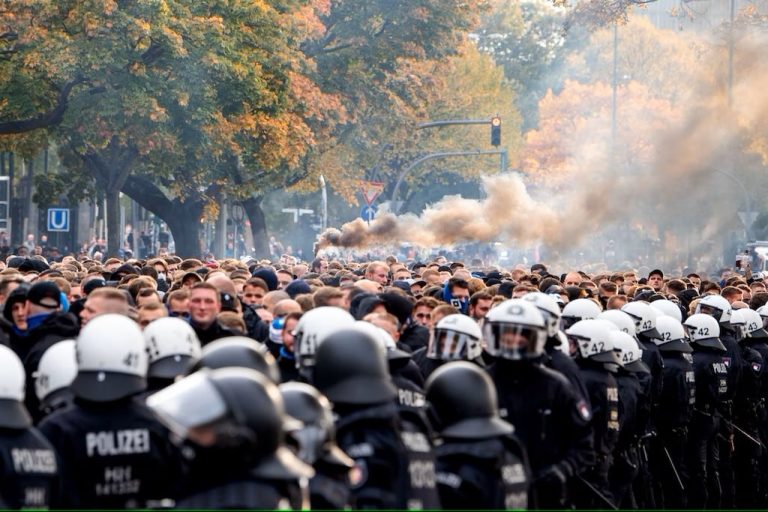 Po przemocy policji w Hamburgu: polski europoseł kpi z „niemieckiej praworządności”