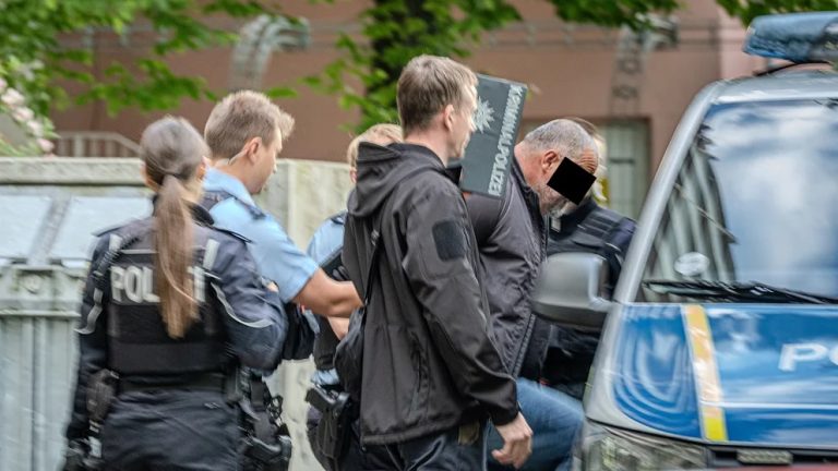 Mężczyzna, który zaatakował nożem rodzinę w Halle, odzyskał wolność – prokuratura nie widzi podstaw do aresztu