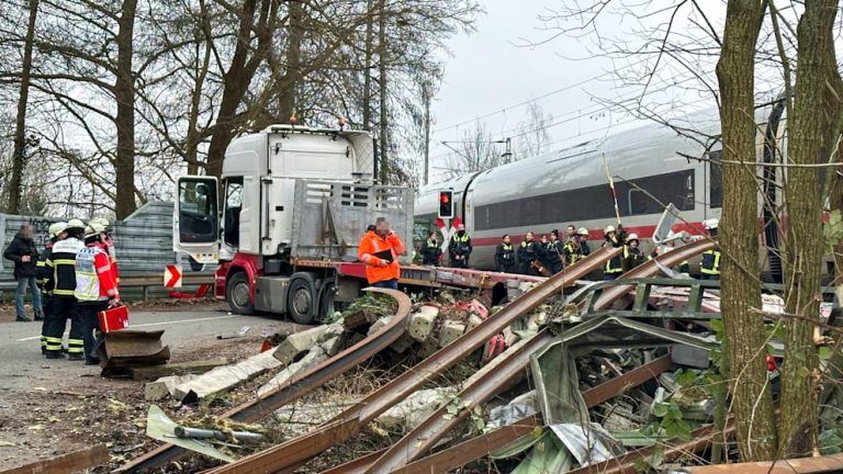 Hamburg: ICE uderzyło w ciężarówkę. Na pokładzie prawie 300 pasażerów, jedna osoba nie żyje