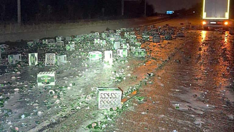 Chaos na autostradzie A281 w Bremie – około 100 skrzynek piwa zablokowało drogę