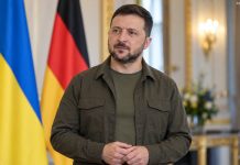 Zełenski otrzyma odznaczenie w Niemczech! Uznano go za jedną z najwybitniejszych postaci współczesnej polityki Wolodymyr Zełenski na tle flag Niemiec i Ukrainy — ilustracja AI