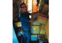 Niemcy: Mężczyzna kradnie paczki z samochodów dostawczych DHL. Policja szuka złodzieja od 8 lat!