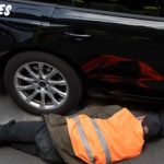 aktywisci klimatyczni kopani