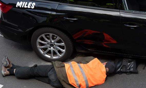 Kierowcy w Berlinie bili i kopali aktywistów „Ostatniego Pokolenia”