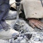 aktywista klimatyczny przyklejony do ulicy w Berlinie