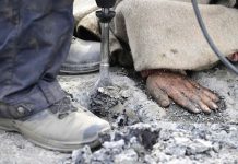 Protesty w Berlinie: Aktywista klimatyczny musiał zostać wycięty z jednej z berlińskich ulic