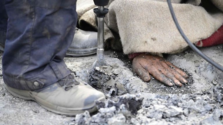 Protesty w Berlinie: Aktywista klimatyczny musiał zostać wycięty z jednej z berlińskich ulic