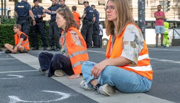 Aktywistka musi iść do więzienia – pierwszy tak wysoki wyrok dla działaczki na rzecz klimatu w Niemczech