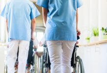 „Pflexit” trwa – 40 procent pracowników opieki w Niemczech rozważa odejście z zawodu