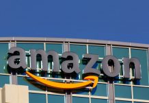 Kontrola celna w centrum dystrybucyjnym Amazon w Bad Oldesloe. W akcji udział wzięło około 200 funkcjonariuszy