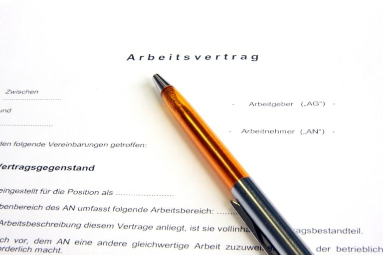 Nowa umowa o pracę w Niemczech? Oto pięć punktów, które każdy powinien sprawdzić przed podpisaniem umowy