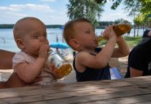 Szok w Niemczech! Rodzice dali piwo 8-miesięcznemu niemowlęciu i 3-latkowi