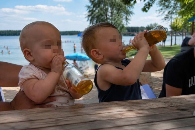 Szok w Niemczech! Rodzice dali piwo 8-miesięcznemu niemowlęciu i 3-latkowi