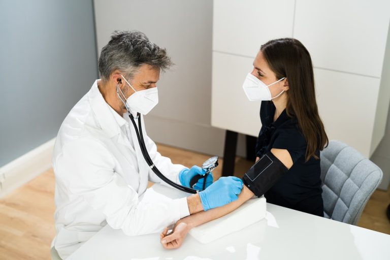 Bawaria znosi obowiązek noszenia maseczek przez pracowników gabinetów lekarskich