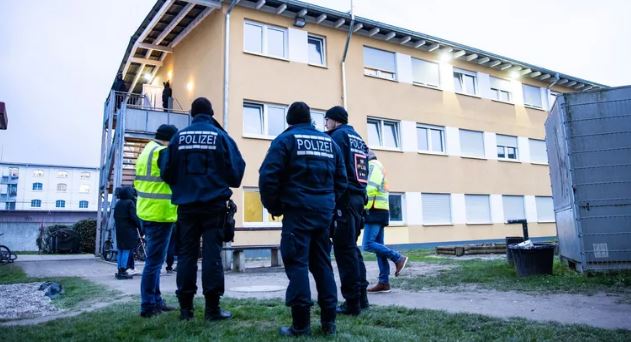 Obława w ośrodkach dla uchodźców w Niemczech – dziesięć aresztowań