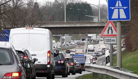 Wjazd na autostradę podczas korku – oto, kto ma pierwszeństwo! Zapadł ważny wyrok w Niemczech