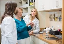 W 2022 roku zarobki uczących się zawodu w Niemczech były najwyższe w zawodach związanych z ochroną zdrowia i opieką